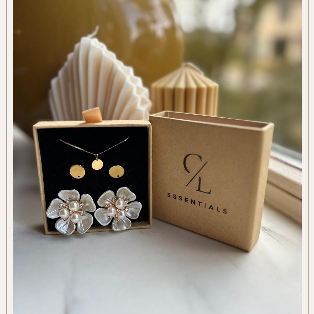 Set M Pearl Flower 5 White Stud Button Cover