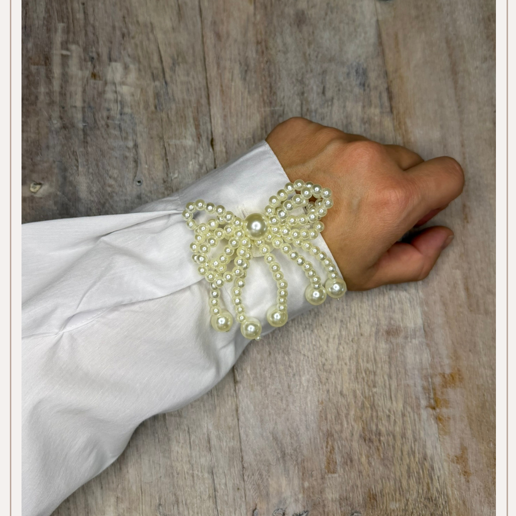 Handgemaakte witte strik van parels button cover