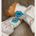 Hangemaakte blauwe glitter kus button cover